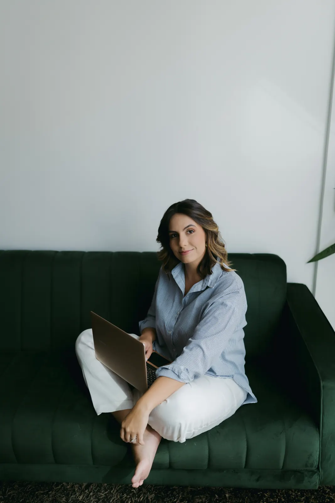 Débora Vasconcelos trabalhando no notebook
